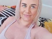 HornyVicky - Hallo Männer! Ich bin sexsüchtig und stehe total auf irren Sex!! Wenn Du Bock auf Sex hast und 100 % auf Spass stehst, dann besuch mich unbedingt im Chat! Oh... schau mal! Bin gerade online! Also, auf was warten wir noch? Meine Hammertitten und mein nackter, geiler Körper warten auf deine Zunge.. ;)